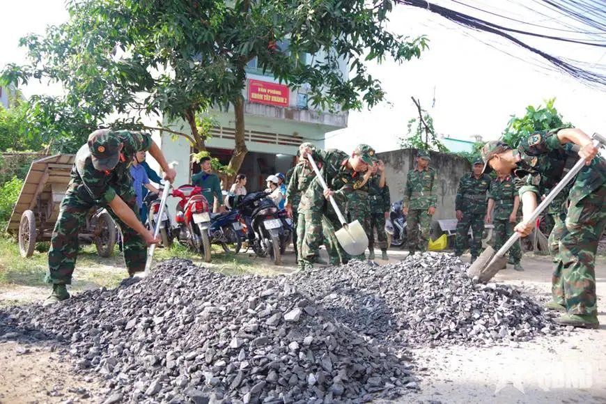 Hoạt động giúp dân